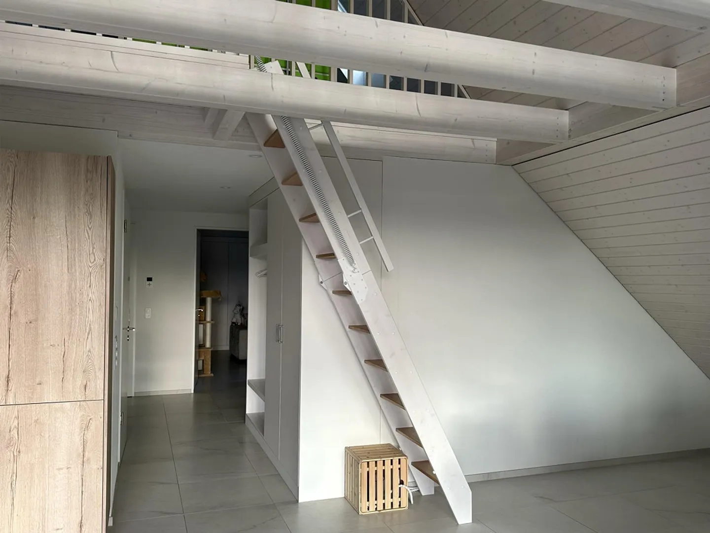 Appartement moderne 3 1/2 sous les combles avec pièce supplémentaire et vue dégagée - Photo 5 sur 14
