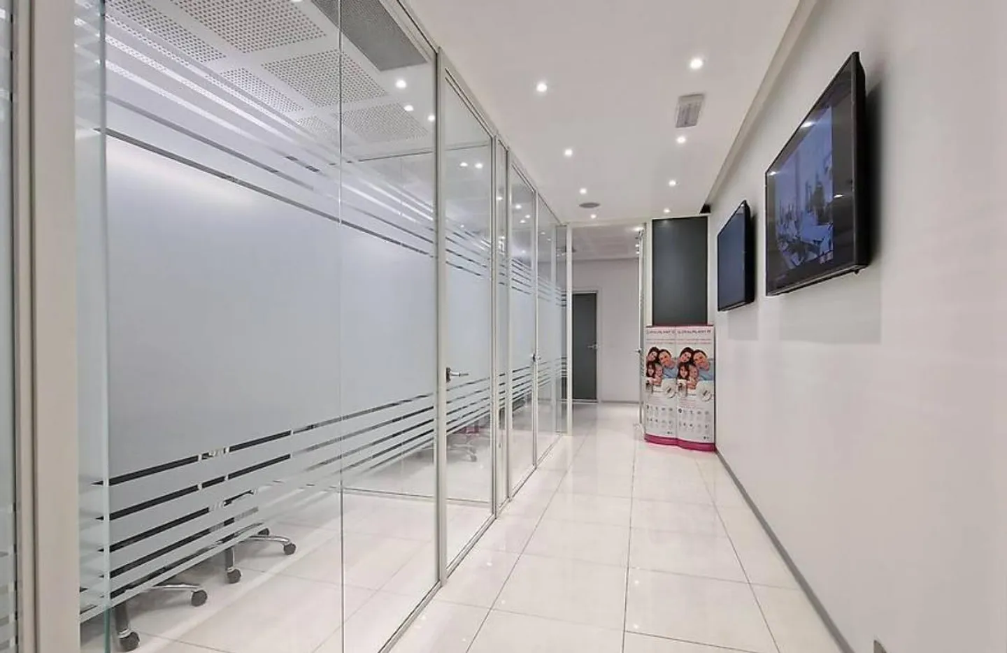 Stable administrative building in a strategic location in Mendrisio - Photo 1 of 3