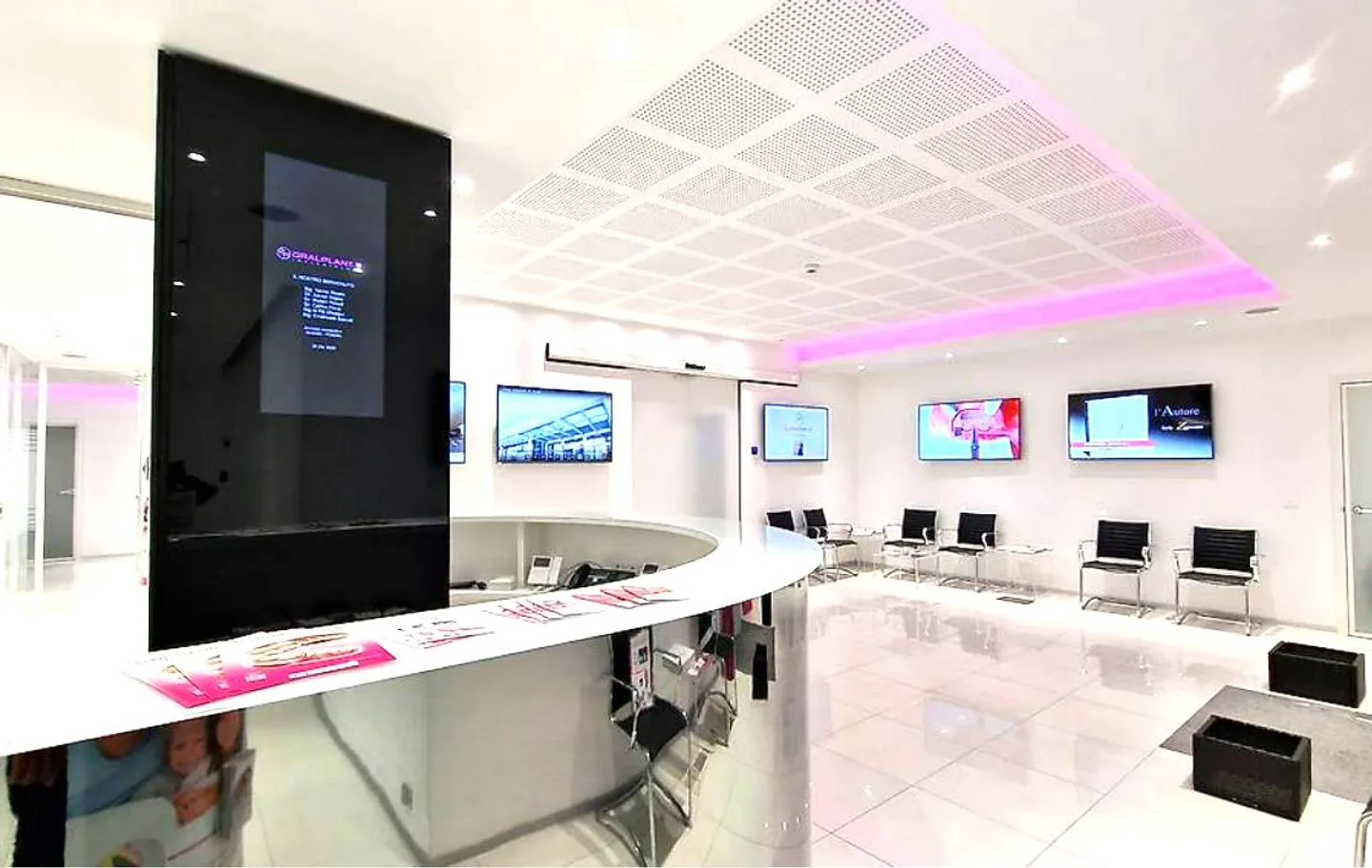 Stable administrative building in a strategic location in Mendrisio - Photo 3 of 3