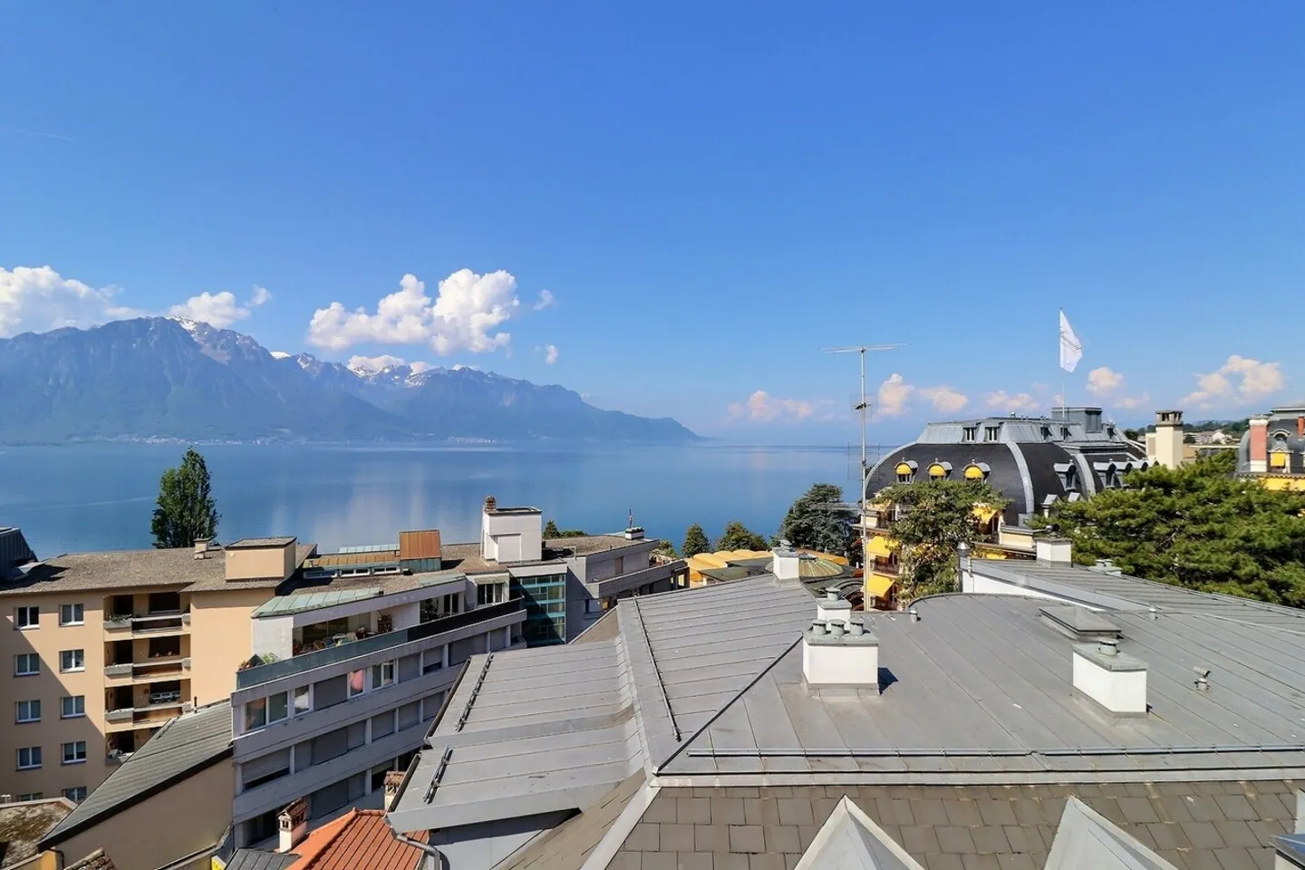 95 m2 Loft in the center of Montreux - Photo 2 of 8