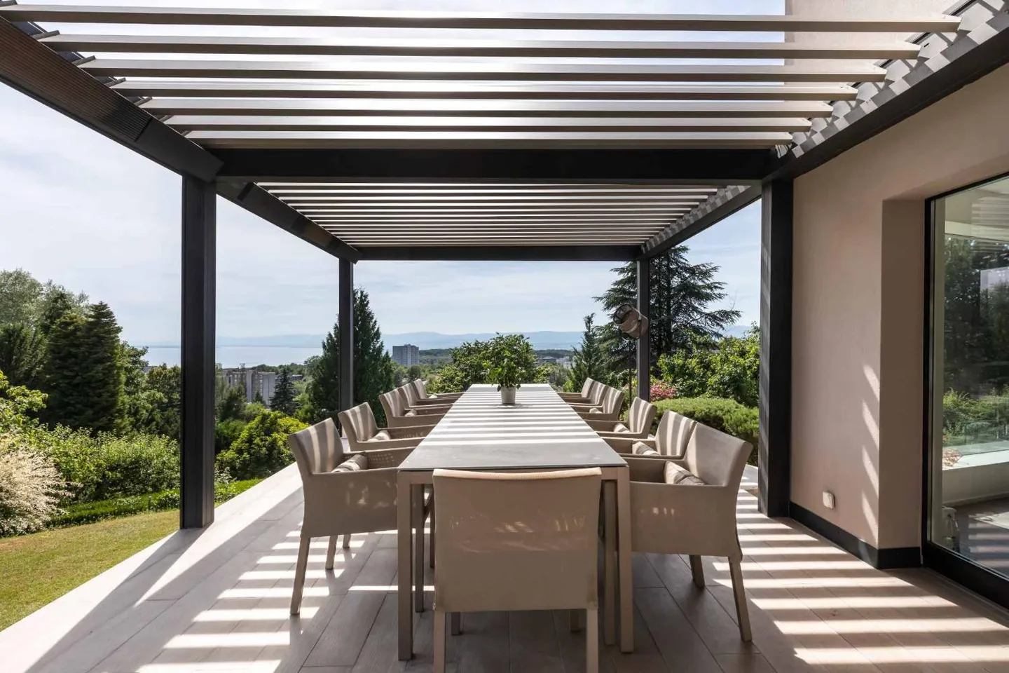 Villa moderne avec plus de 350 m² de surface habitable et vue sur le lac - Photo 4 sur 13