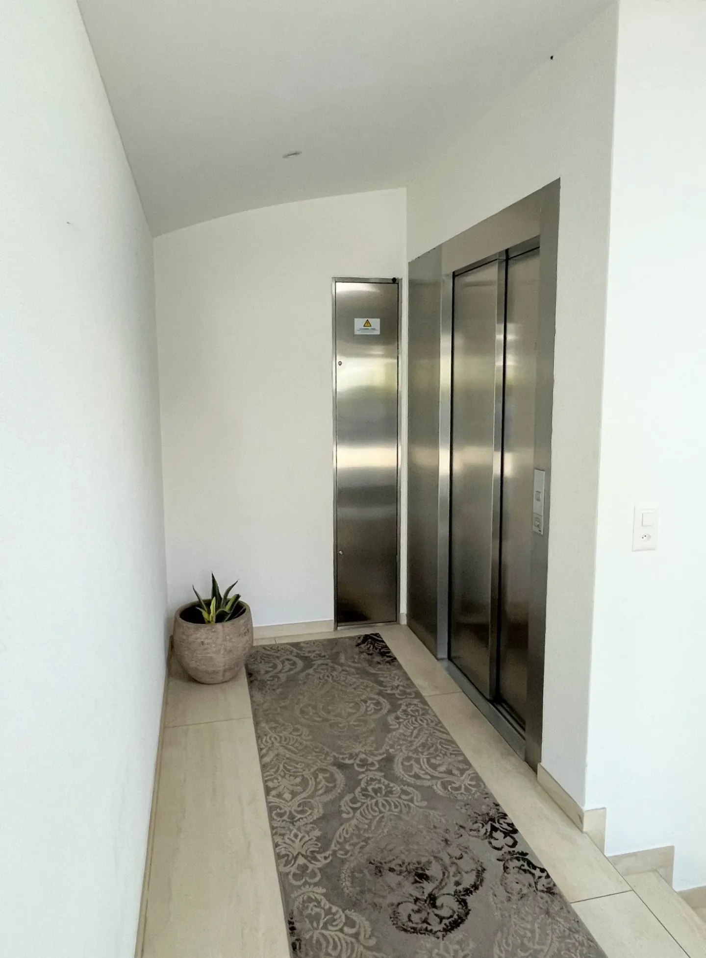 Elegant apartment on the hill with panoramic view in exclusive residence - Photo 5 of 19