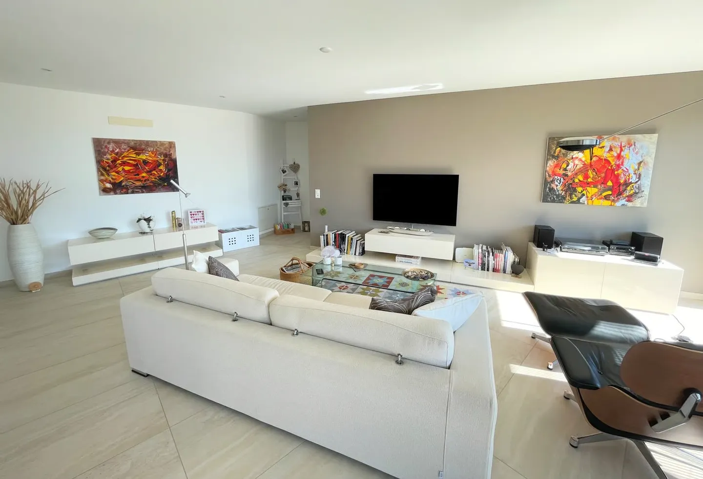 Elegant apartment on the hill with panoramic view in exclusive residence - Photo 8 of 19