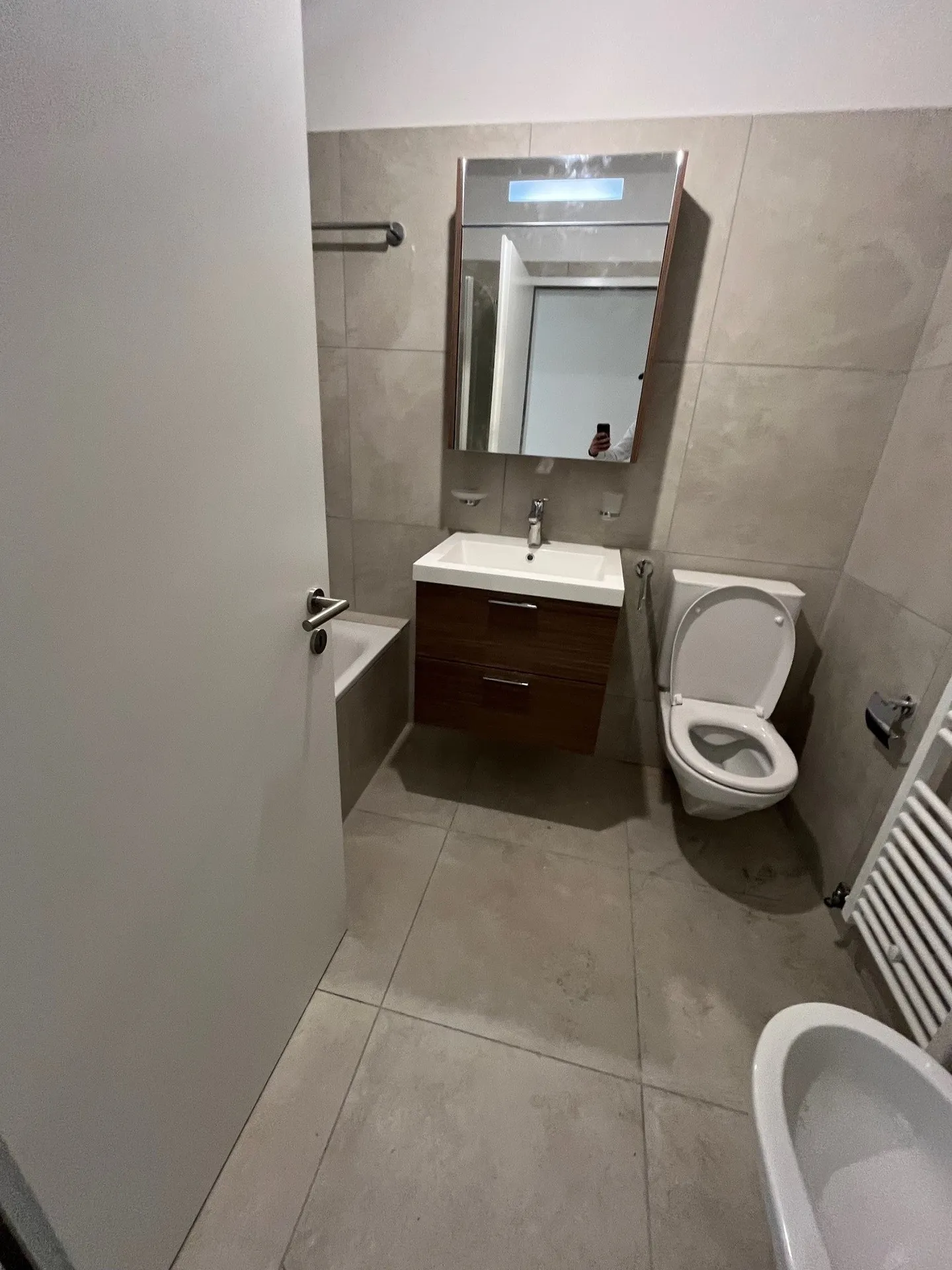 CADENAZZO - Großzügige 4.5 Zimmerwohnung komplett renoviert - Foto 9 von 10