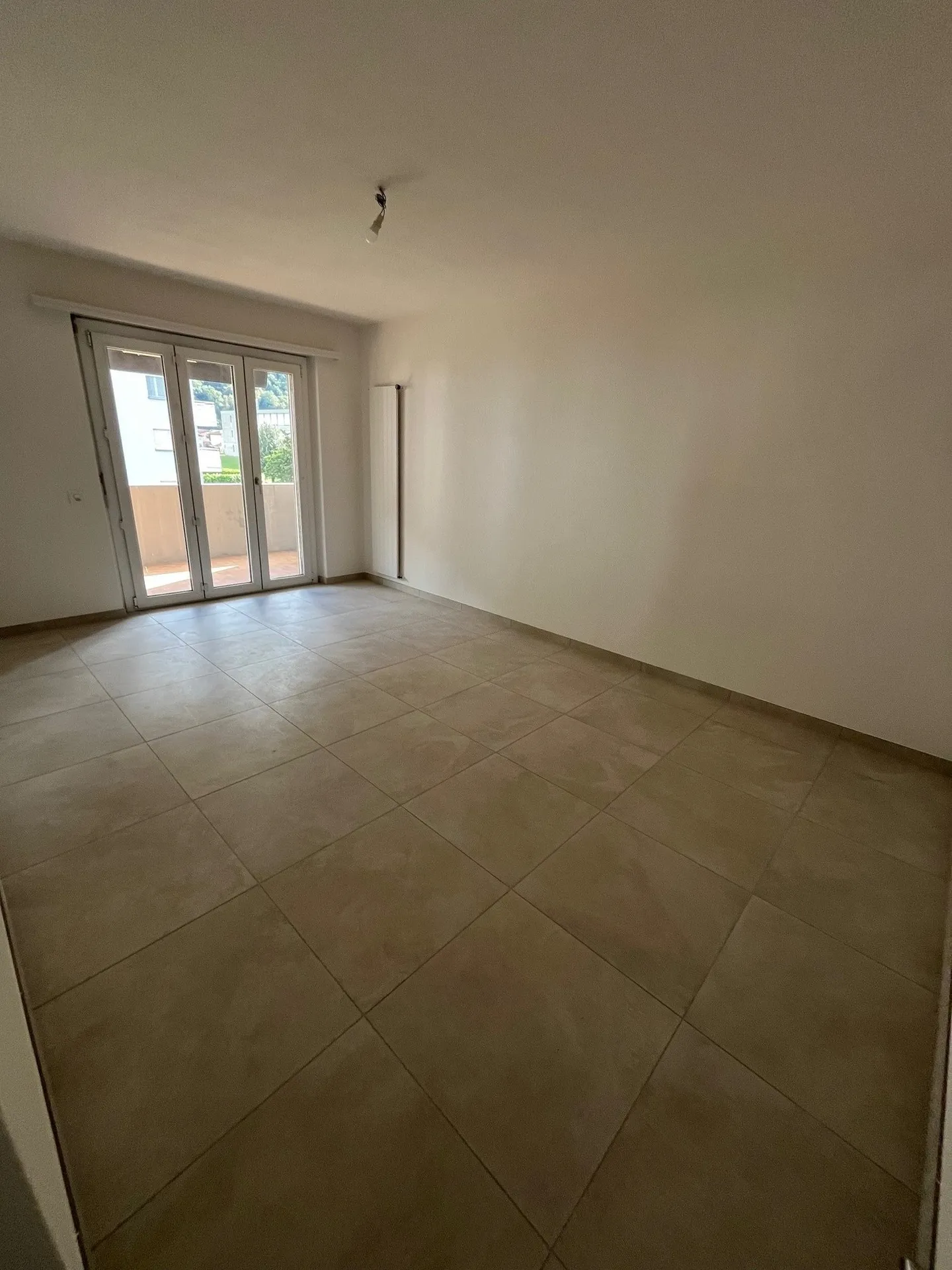 CADENAZZO - Großzügige 4.5 Zimmerwohnung komplett renoviert - Foto 7 von 10