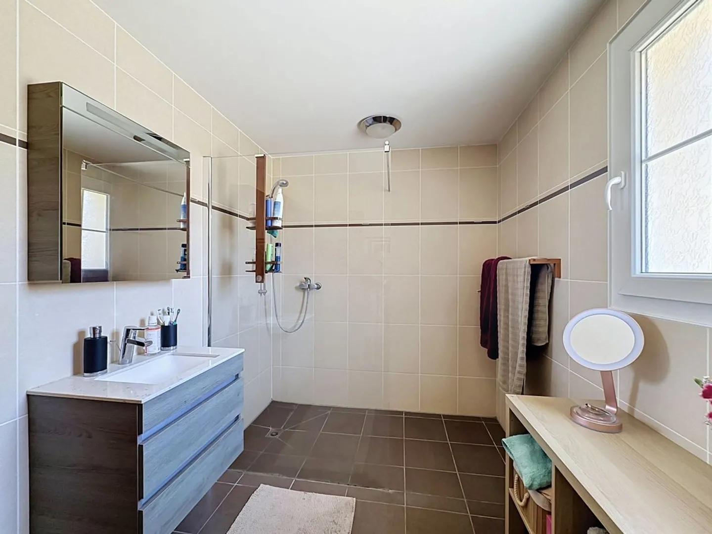 Grünes Paradies im Herzen des Dorfes Molondin - elegantes Familienhaus mit großzügigen Räumen - Foto 10 von 12