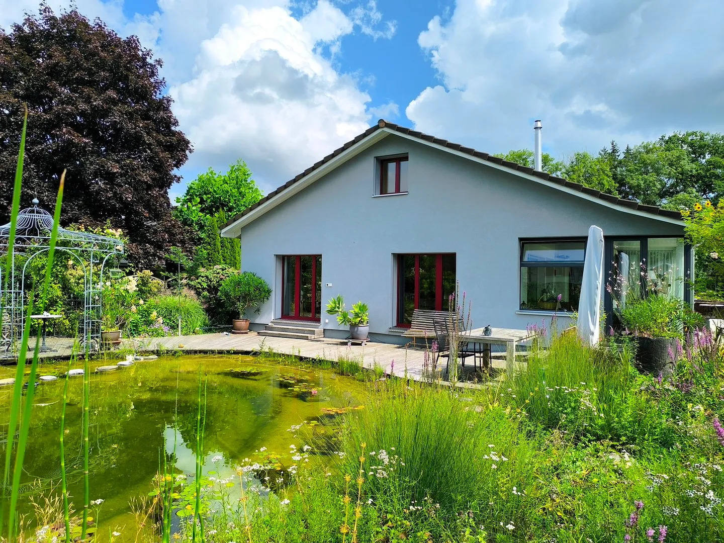 Elegante casa unifamiliare con piscina naturale / bel quartiere EFH - Foto 1 di 11