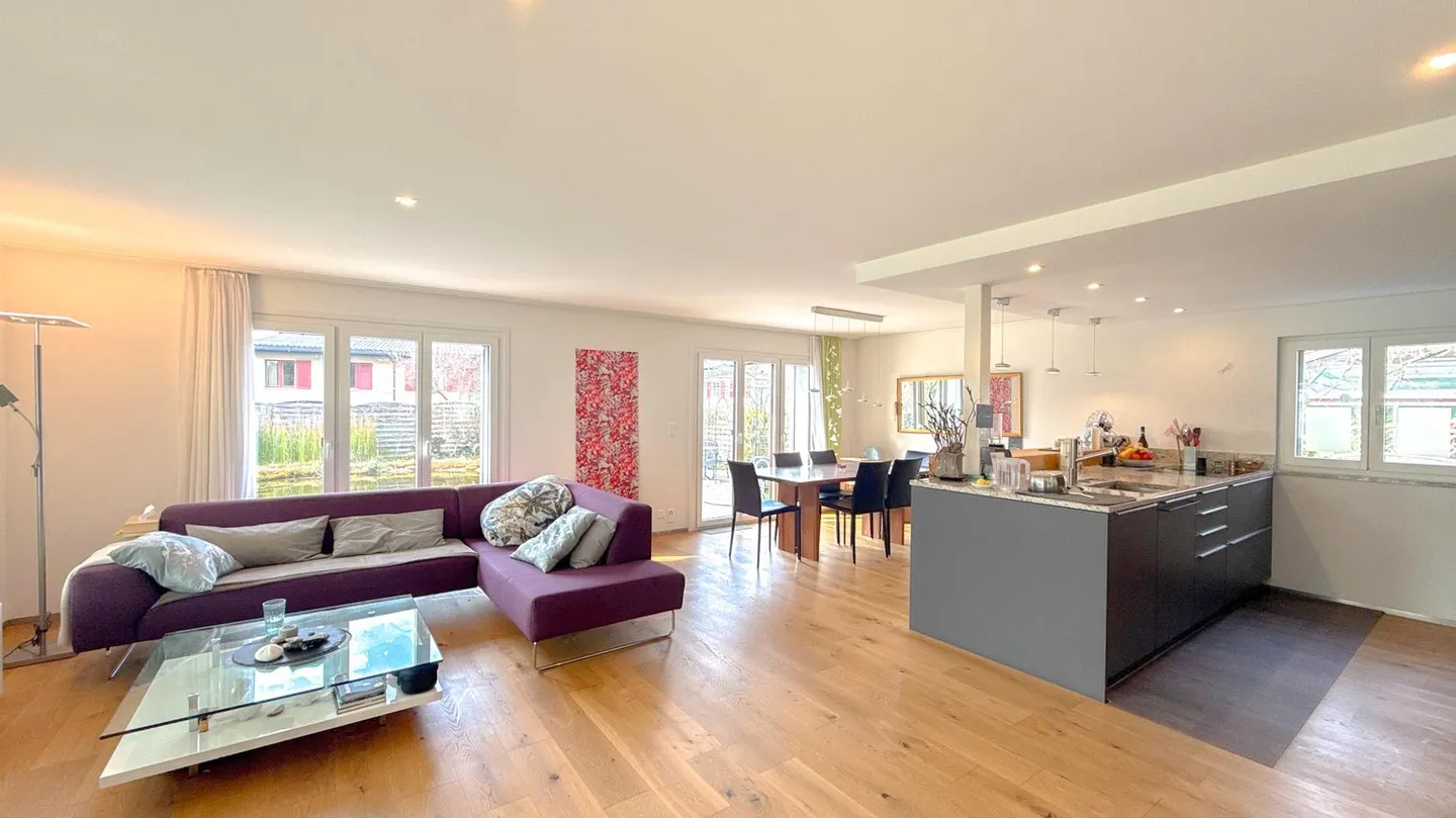 Elegante casa unifamiliare con piscina naturale / bel quartiere EFH - Foto 3 di 11