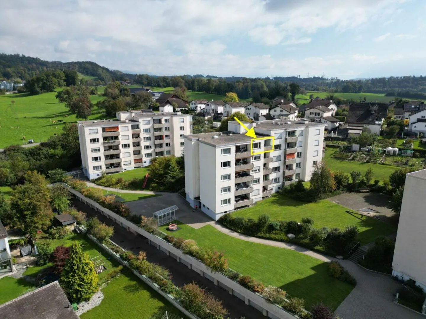 Appartement 2.5 pièces dans un bel emplacement résidentiel - Photo 1 sur 5