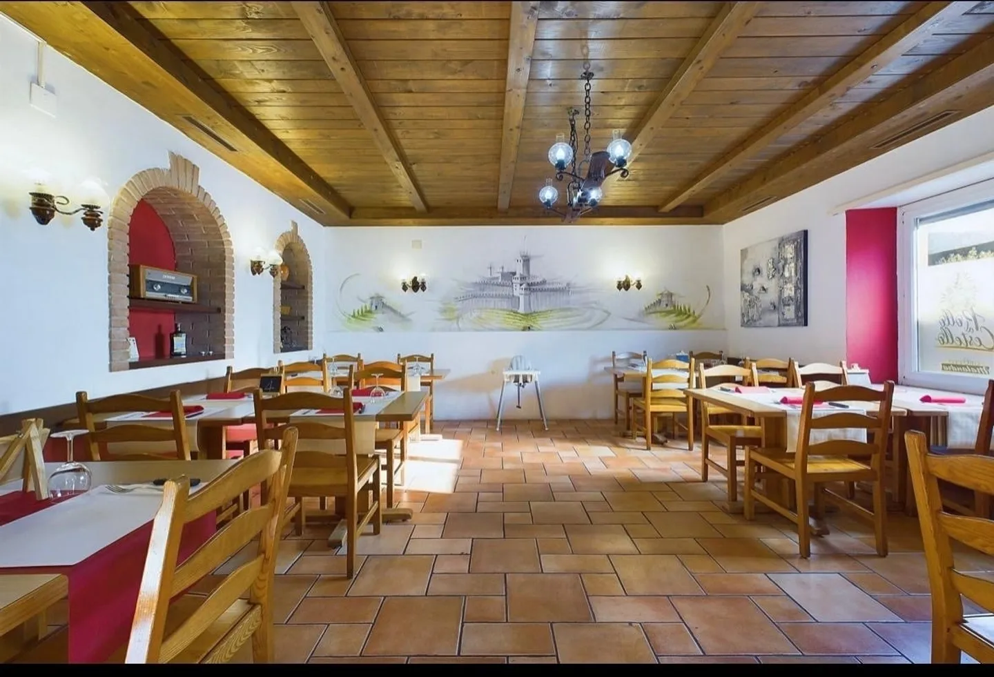 Charming residential and commercial building with potential in Sanmentina // A unique gem in Bellinzona duplex house with historic cave, modern apartment and ample potential - Photo 1 of 12