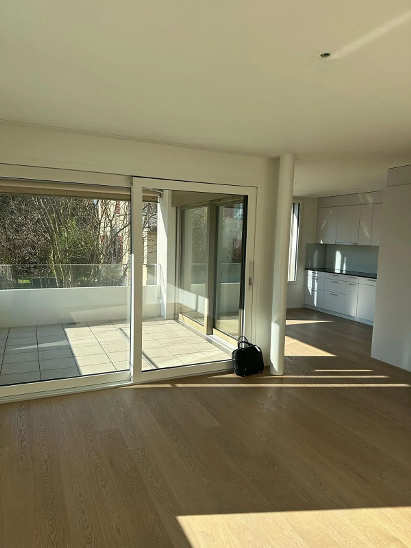 Schöne und helle 2.5-Zimmer-Wohnung im EG nahe Bahnhof Dietlikon - Foto 3 di 8