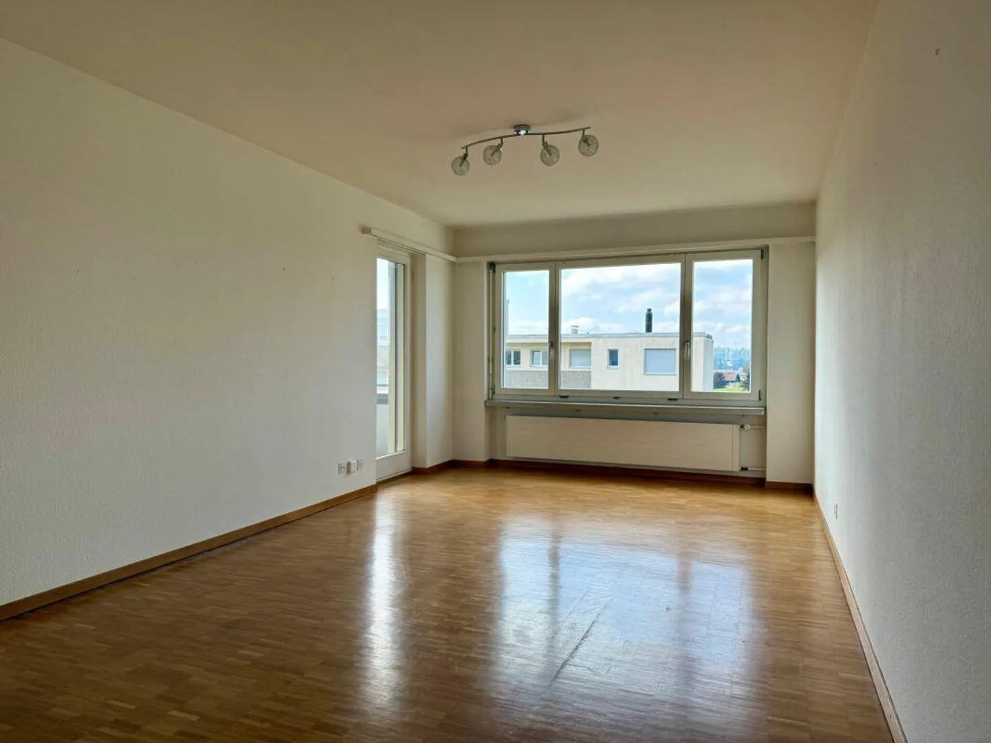 Appartement 2.5 pièces dans un bel emplacement résidentiel - Photo 2 sur 5