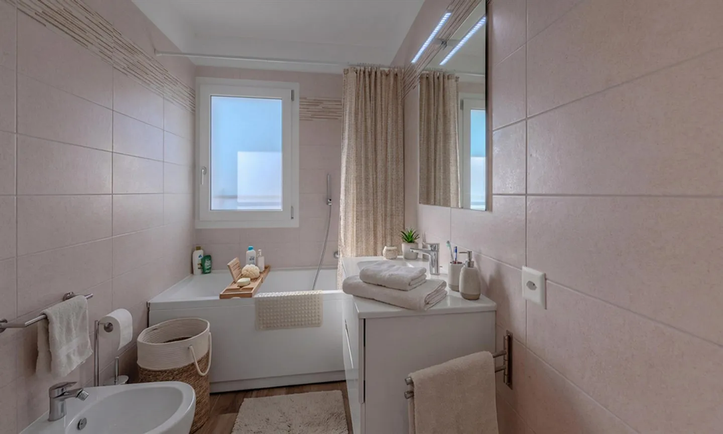 BRIGHT 3.5-ROOM APARTMENT WITH 2 BATHROOMS AND TERRACE IN VACALLO - Photo 6 of 11