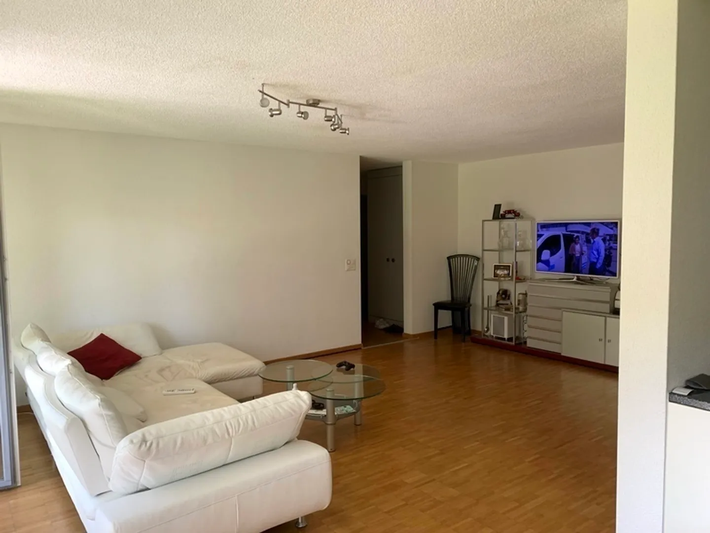 Spacious Ground Floor Apartment - Photo 2 of 8