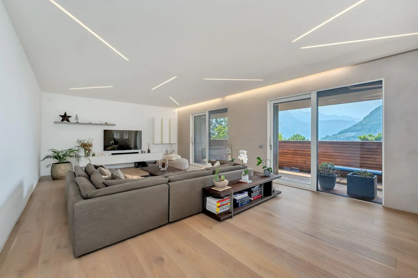 Representative Apartment with Exclusive Amenities in Central Location - Photo 7 of 13