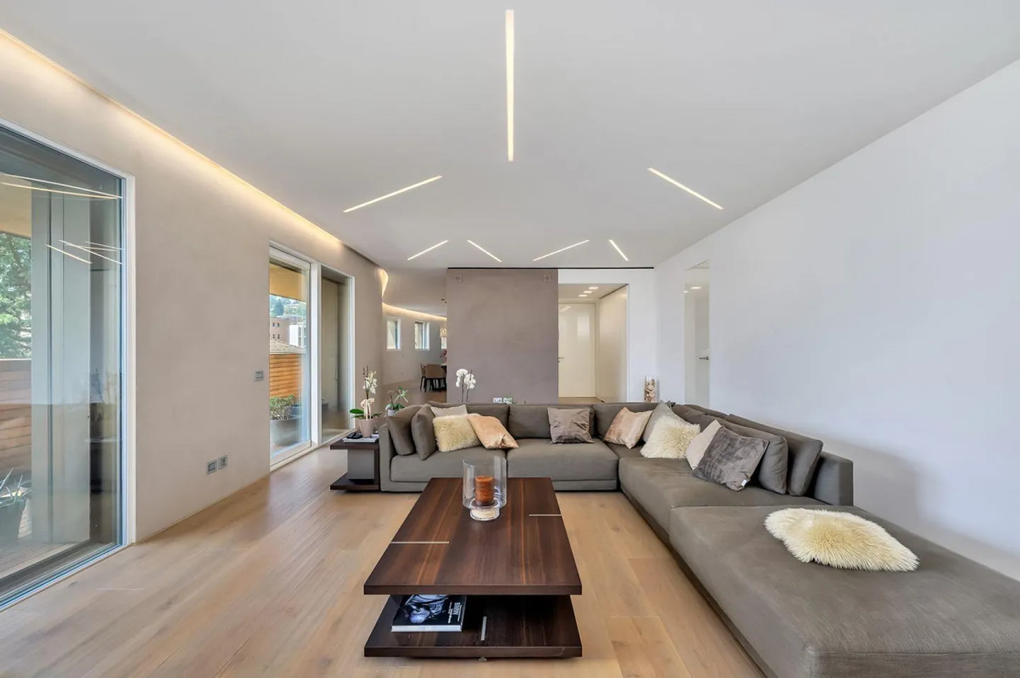 Representative Apartment with Exclusive Amenities in Central Location - Photo 8 of 13