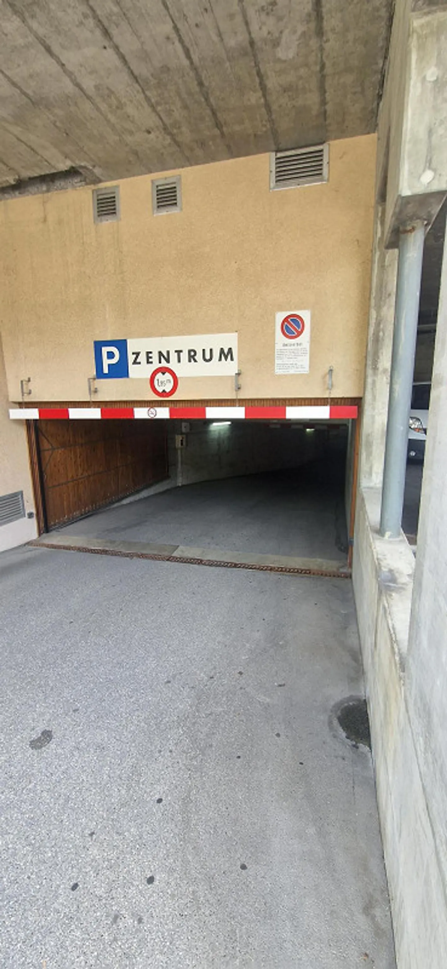 Place de parking dans un garage souterrain à louer – 7205 Zizers - Photo 2 sur 3