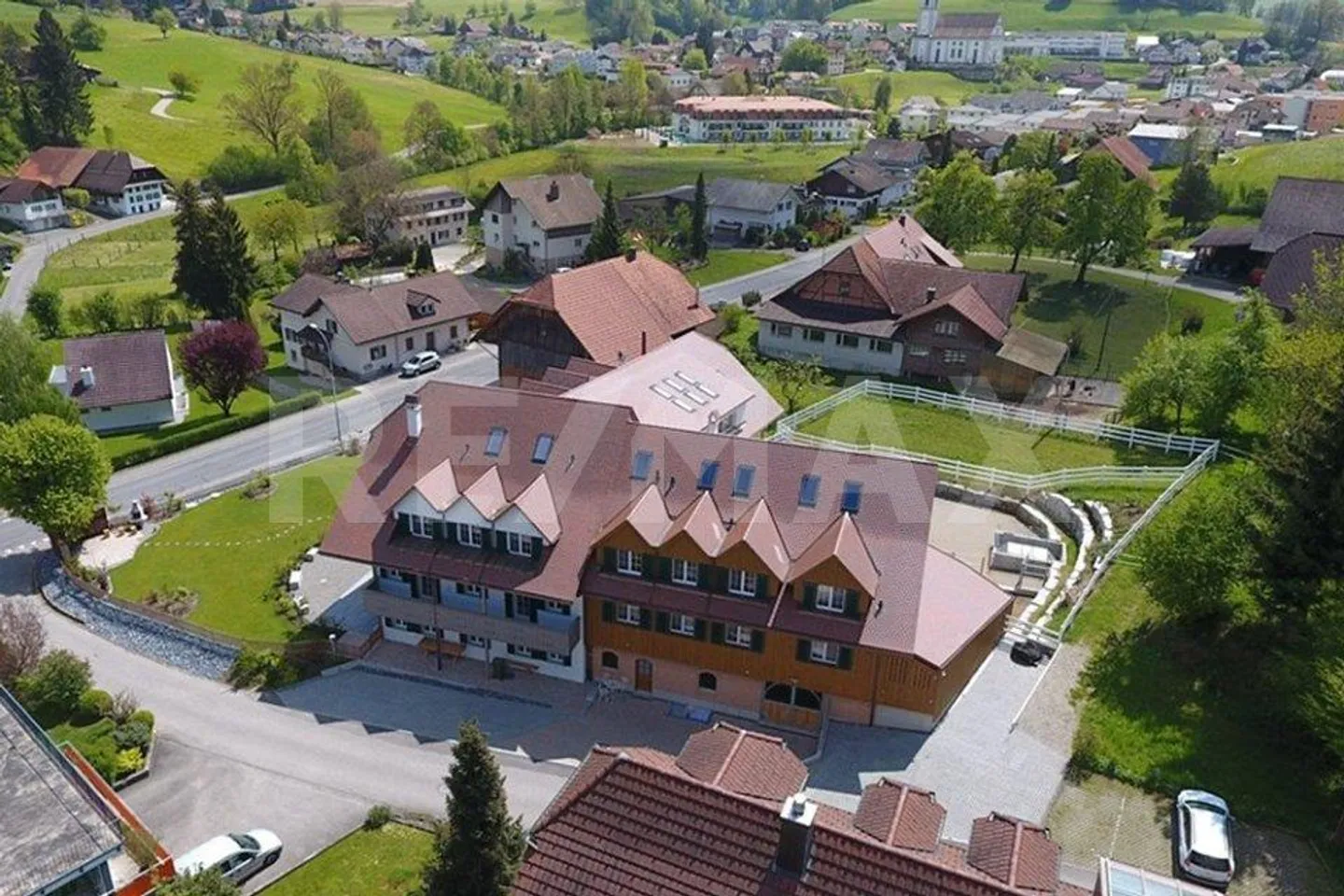 Charming property with 7 apartments, 4 horse boxes with paddock, and luxurious wellness retreat - Photo 2 of 13