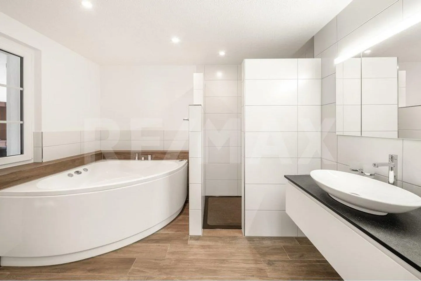 Charming property with 7 apartments, 4 horse boxes with paddock, and luxurious wellness retreat - Photo 7 of 13