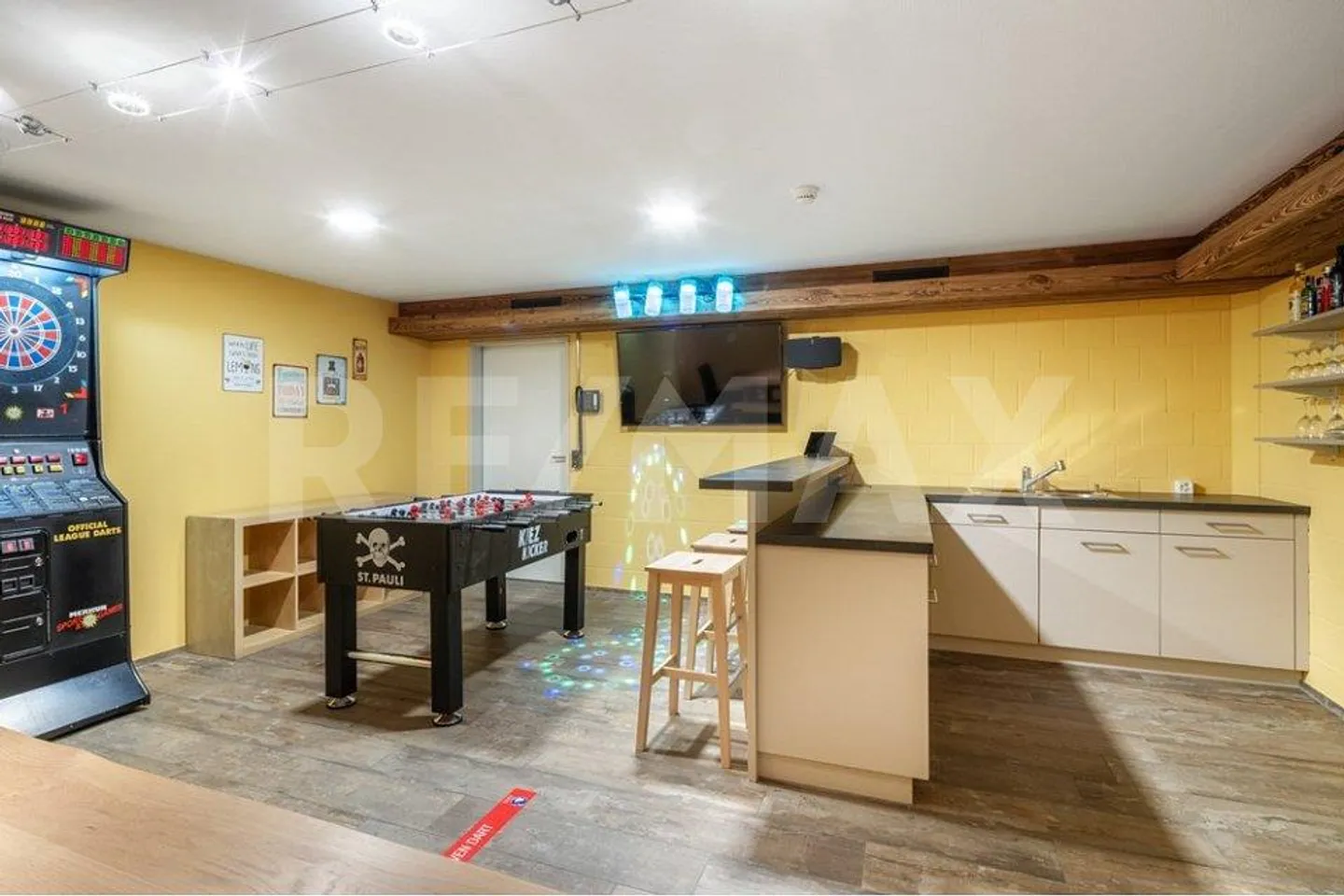 Charming property with 7 apartments, 4 horse boxes with paddock, and luxurious wellness retreat - Photo 8 of 13
