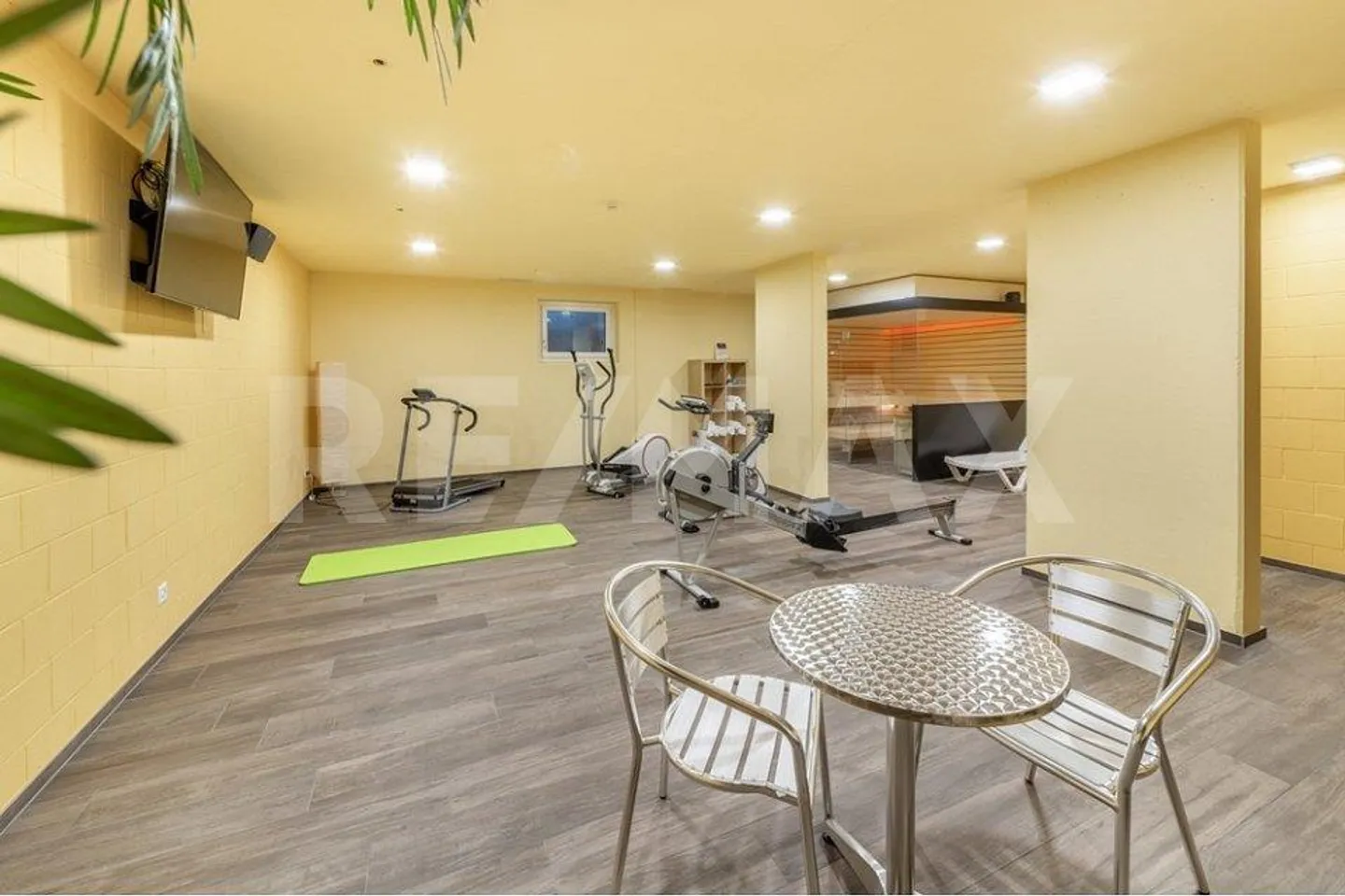 Charming property with 7 apartments, 4 horse boxes with paddock, and luxurious wellness retreat - Photo 10 of 13
