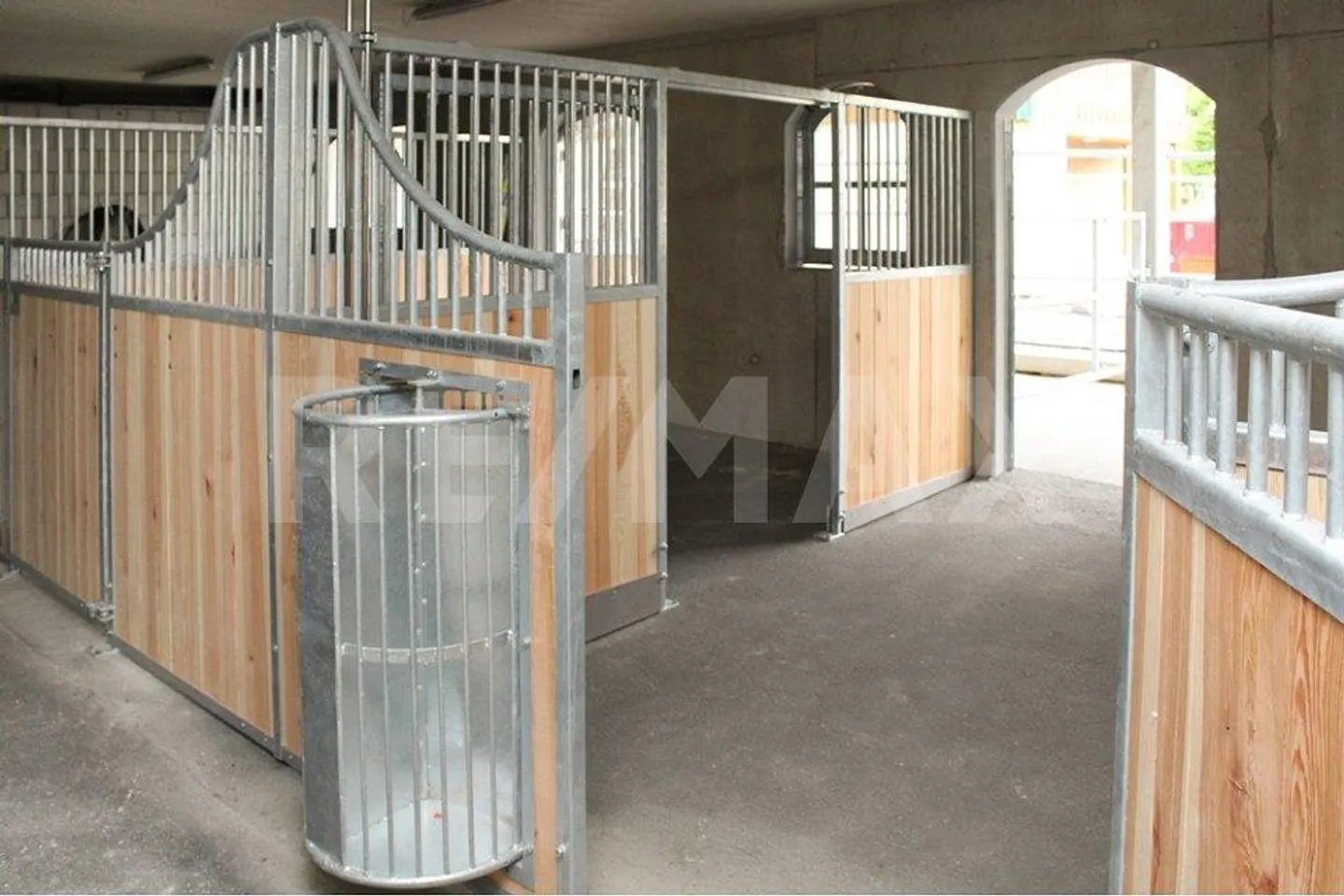 Charming property with 7 apartments, 4 horse boxes with paddock, and luxurious wellness retreat - Photo 11 of 13