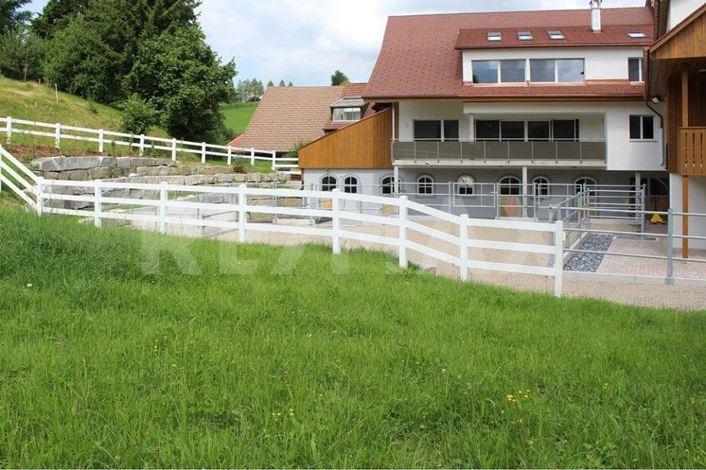 Charming property with 7 apartments, 4 horse boxes with paddock, and luxurious wellness retreat - Photo 12 of 13