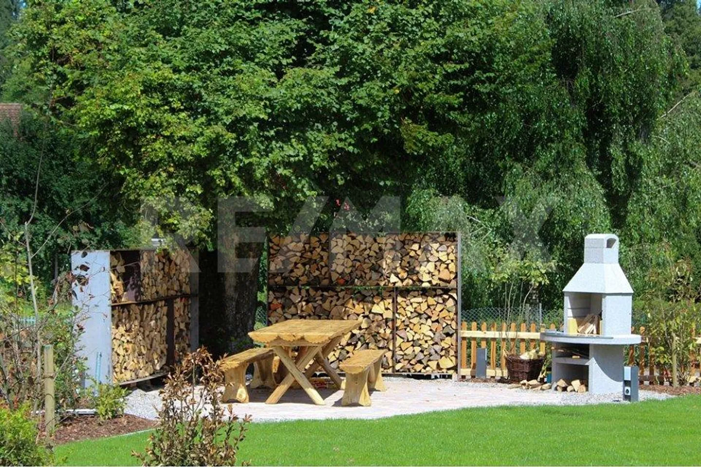 Charming property with 7 apartments, 4 horse boxes with paddock, and luxurious wellness retreat - Photo 13 of 13