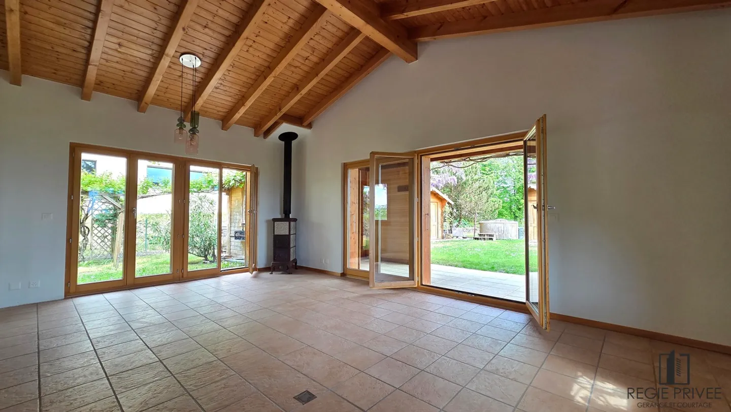 Casa indipendente con grande giardino e garage - Foto 1 di 11
