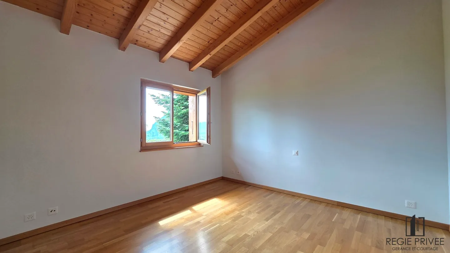 Casa indipendente con grande giardino e garage - Foto 6 di 11