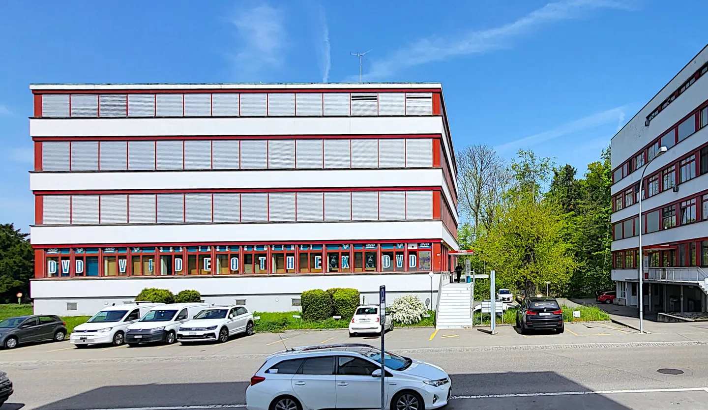 3 Piani in fila - Spazio commerciale/ufficio con potenziale! - Foto 1 di 14