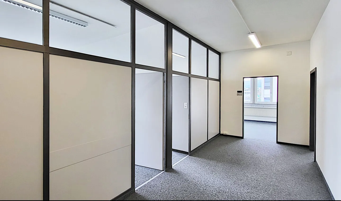 Spazio ufficio ampliato con molti uffici individuali - intero piano! - Foto 5 di 8