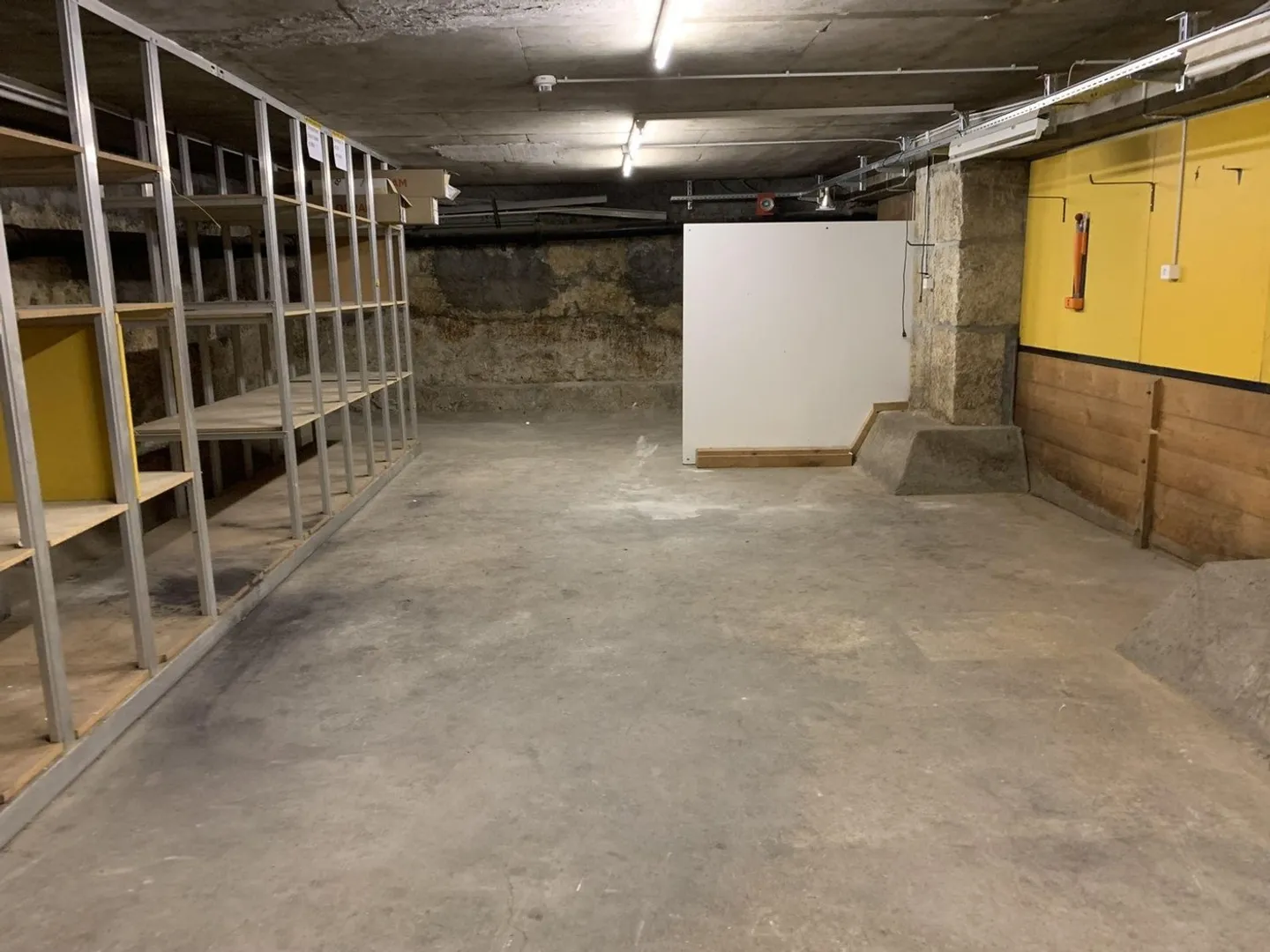 Grand dépôt d'env. 132 m2 à louer au sous-sol à l'Hôtel des Postes à Neuchâtel - Photo 3 sur 8