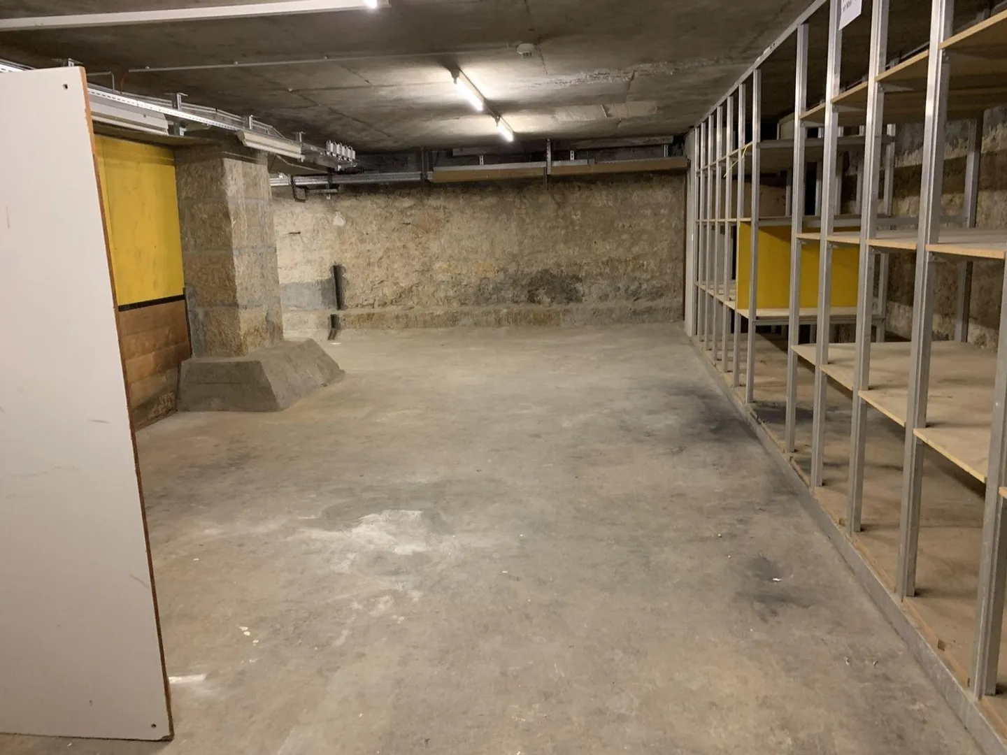 Grand dépôt d'env. 132 m2 à louer au sous-sol à l'Hôtel des Postes à Neuchâtel - Photo 6 sur 8