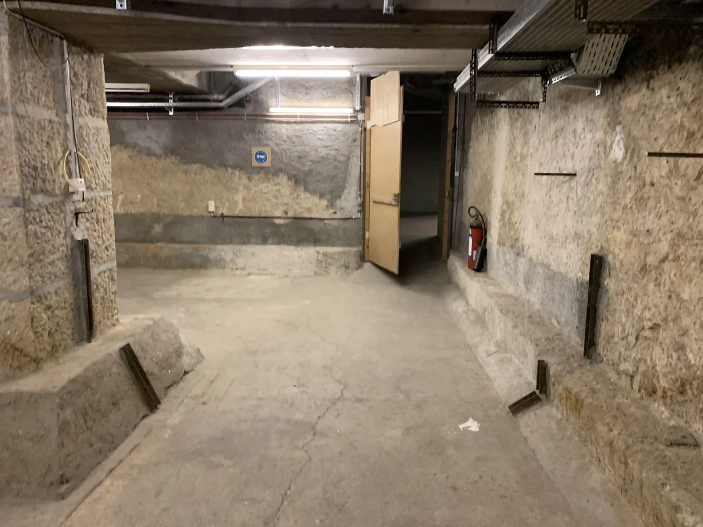 Grand dépôt d'env. 132 m2 à louer au sous-sol à l'Hôtel des Postes à Neuchâtel - Photo 7 sur 8