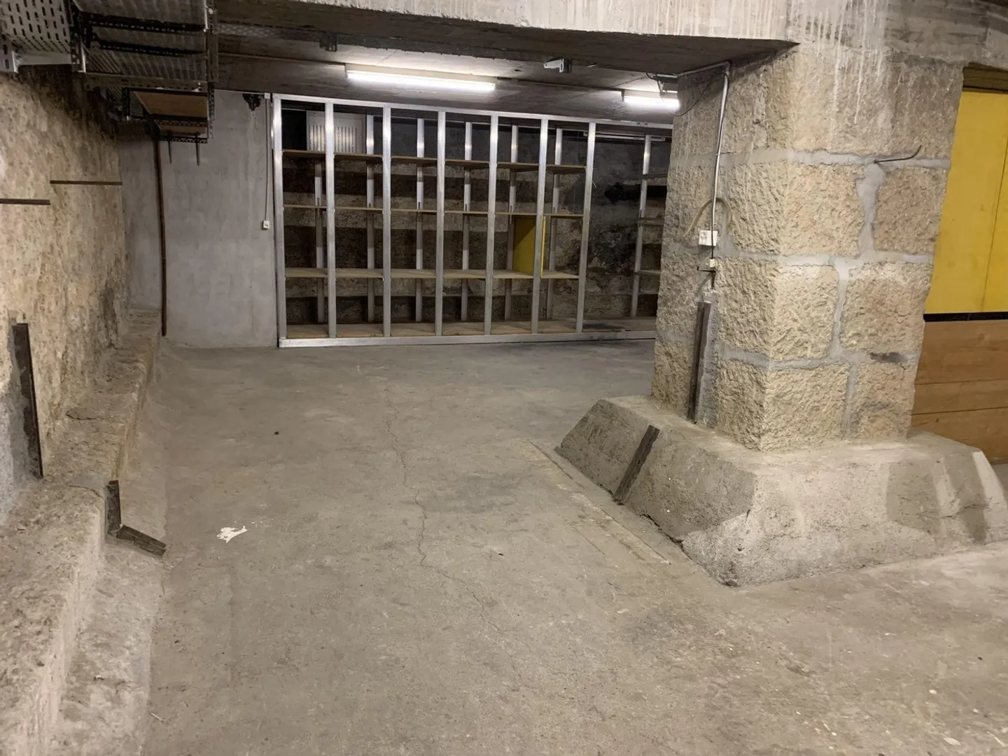 Grand dépôt d'env. 132 m2 à louer au sous-sol à l'Hôtel des Postes à Neuchâtel - Photo 8 sur 8