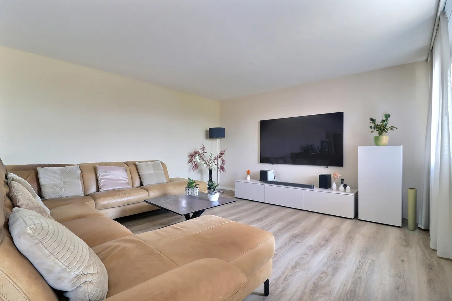Bellissimo appartamento di 6 stanze, completamente ristrutturato - Foto 2 di 15