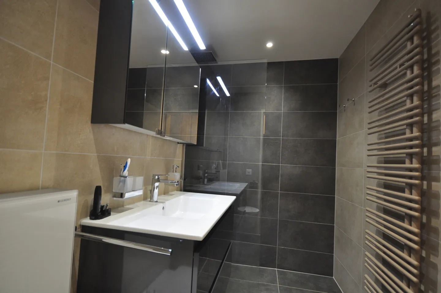Bellissimo appartamento di 6 stanze, completamente ristrutturato - Foto 8 di 15