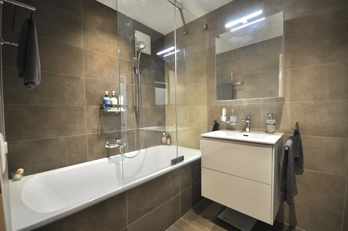 Bellissimo appartamento di 6 stanze, completamente ristrutturato - Foto 10 di 15