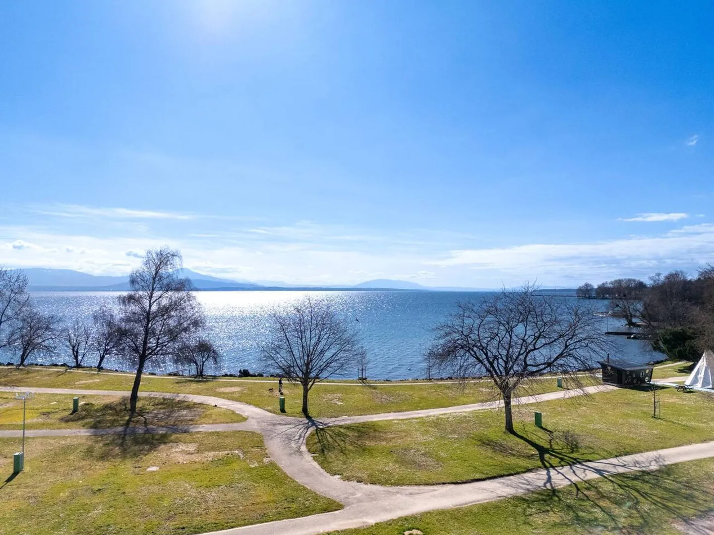 Unico! Attico di 5,5 stanze con 180m2, che offre una terrazza sul tetto di 168m2 con vista panoramica sul lago e sulle Alpi - Foto 11 di 13