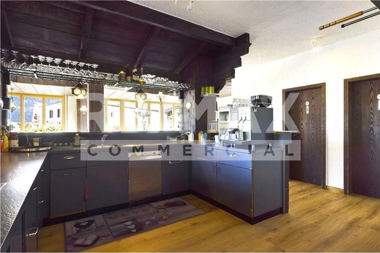 Immeuble d'habitation et de commerce "TOURIST" situé à un endroit fréquenté par les passants. - Photo 7 sur 13