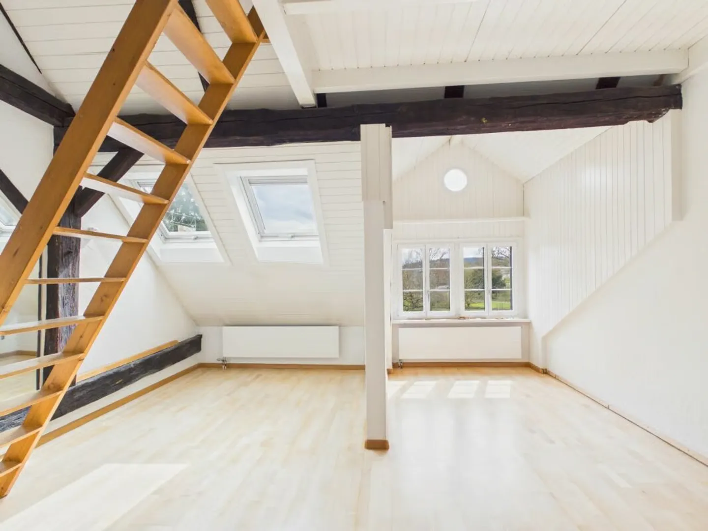 Charming 4.5-Room Townhouse in Historic Surroundings in Mönchaltorf - Photo 11 of 13