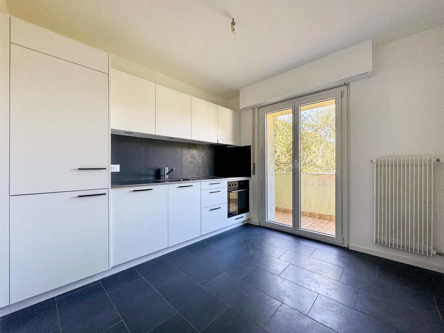 Attic 4.5 room apartment with storage room (3rd floor) Rent CHF 1,450 + additional costs Fr. 200.00 - Photo 1 of 11