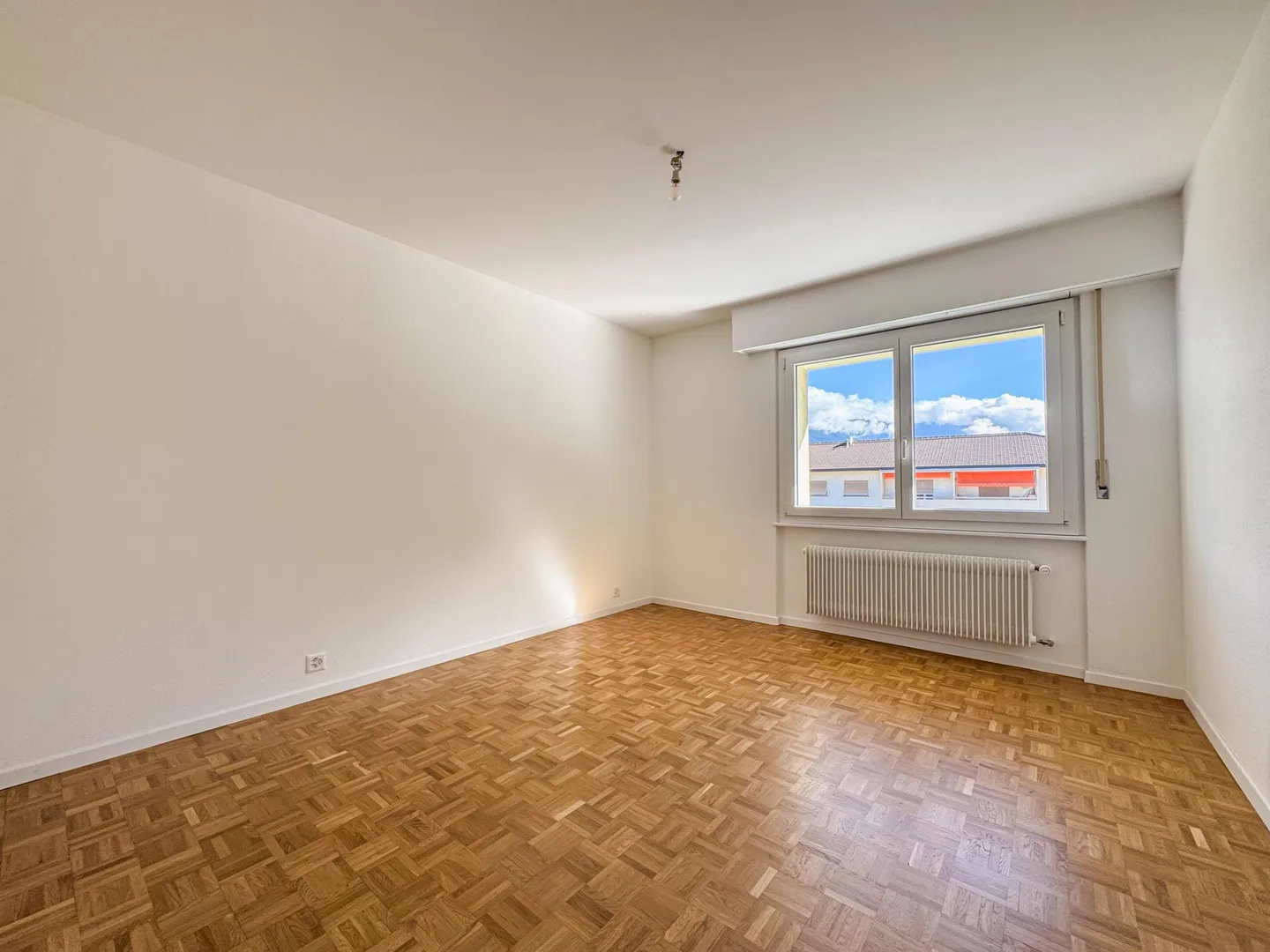 Attic 4.5 room apartment with storage room (3rd floor) Rent CHF 1,450 + additional costs Fr. 200.00 - Photo 3 of 11