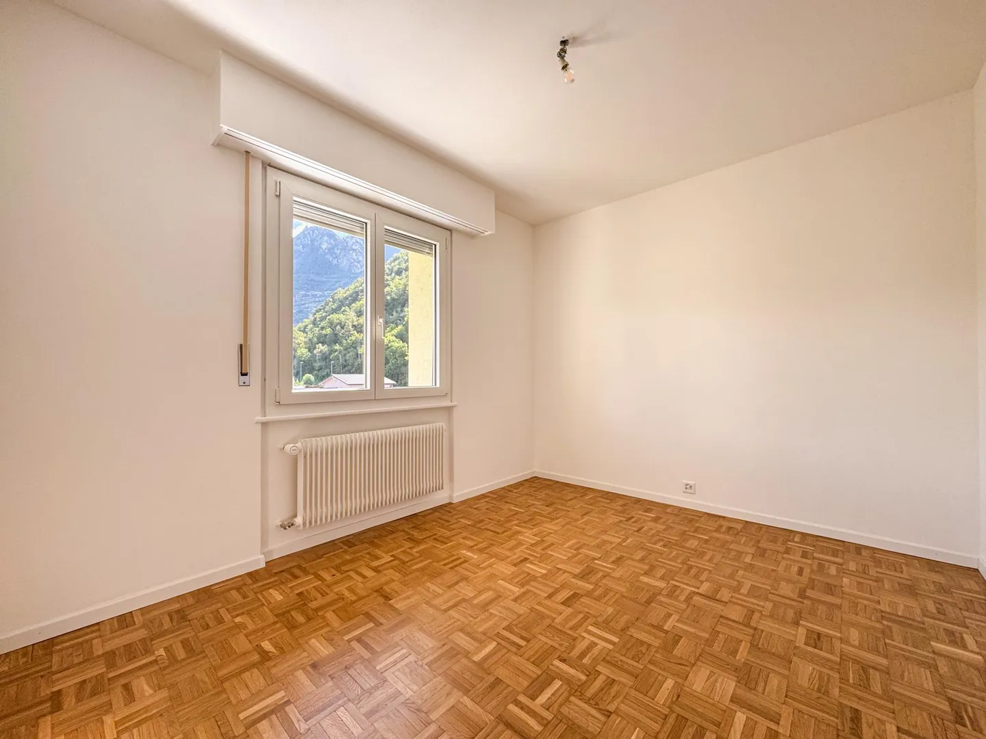 Attic 4.5 room apartment with storage room (3rd floor) Rent CHF 1,450 + additional costs Fr. 200.00 - Photo 4 of 11