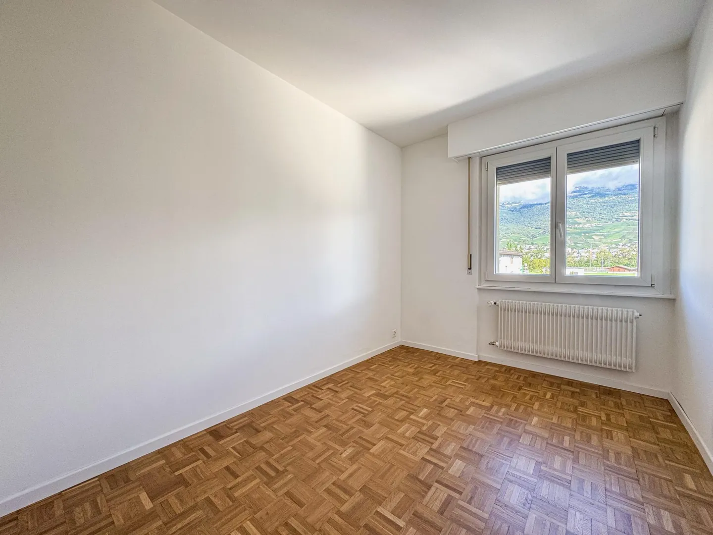 Attic 4.5 room apartment with storage room (3rd floor) Rent CHF 1,450 + additional costs Fr. 200.00 - Photo 5 of 11