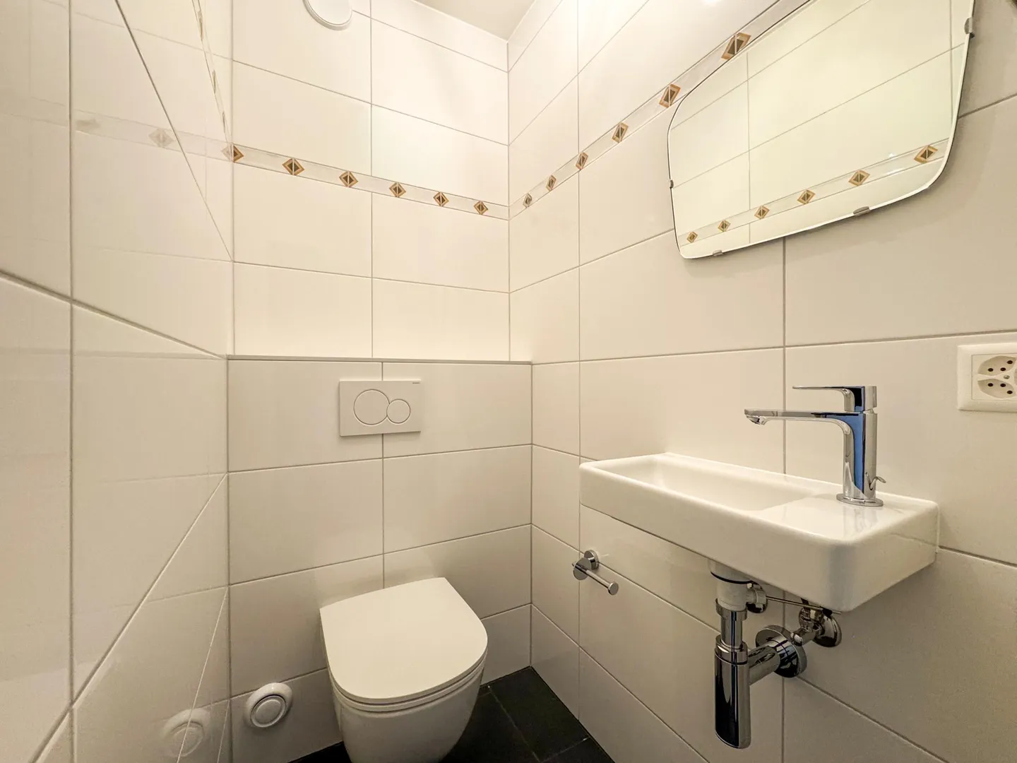 Attic 4.5 room apartment with storage room (3rd floor) Rent CHF 1,450 + additional costs Fr. 200.00 - Photo 7 of 11