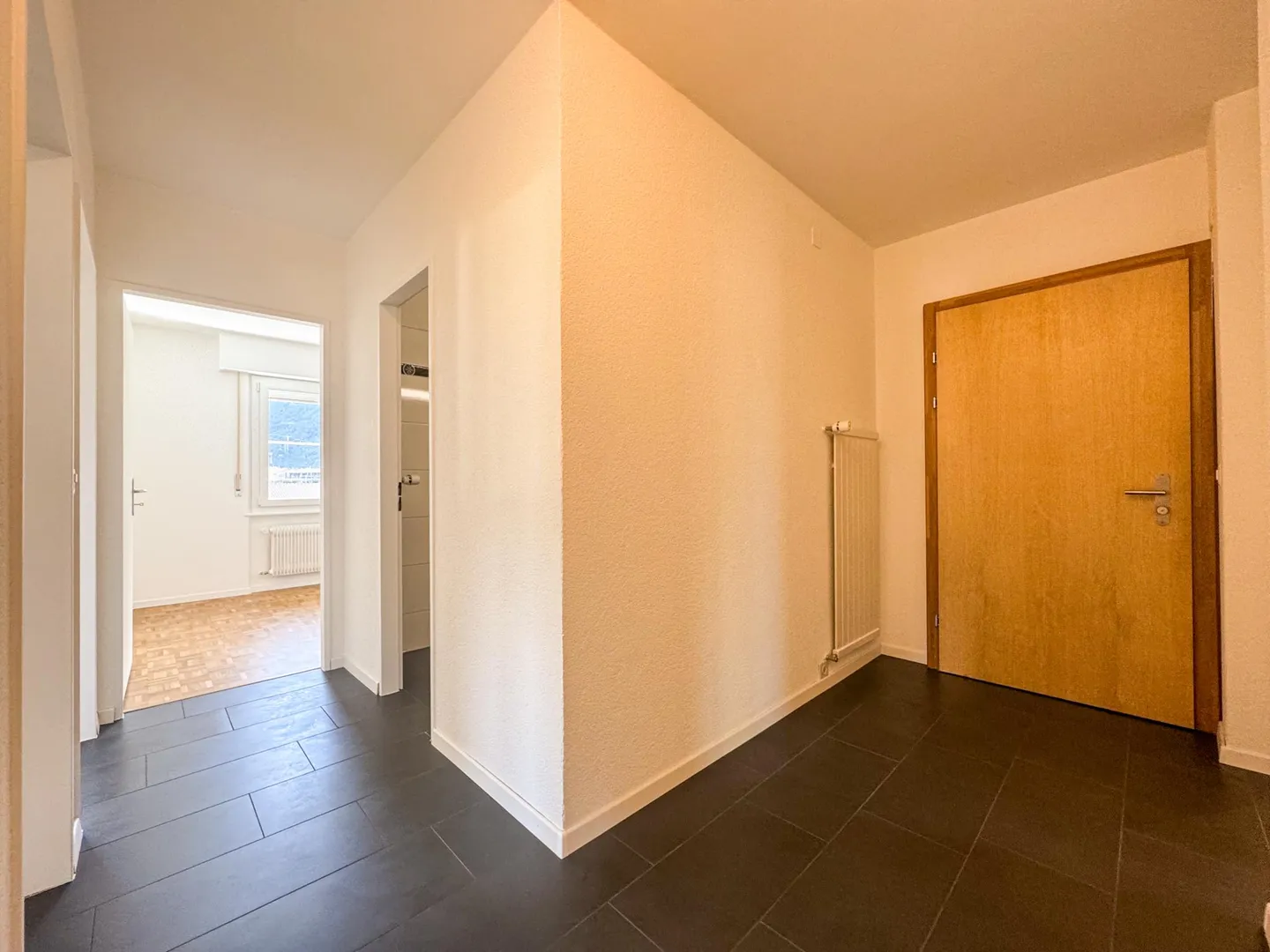 Attic 4.5 room apartment with storage room (3rd floor) Rent CHF 1,450 + additional costs Fr. 200.00 - Photo 8 of 11