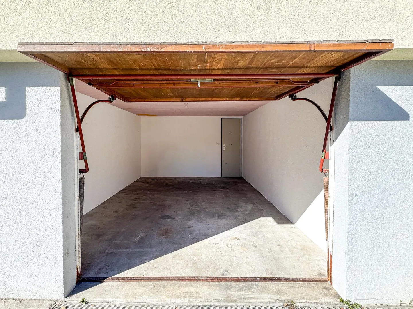 Attic 4.5 room apartment with storage room (3rd floor) Rent CHF 1,450 + additional costs Fr. 200.00 - Photo 9 of 11