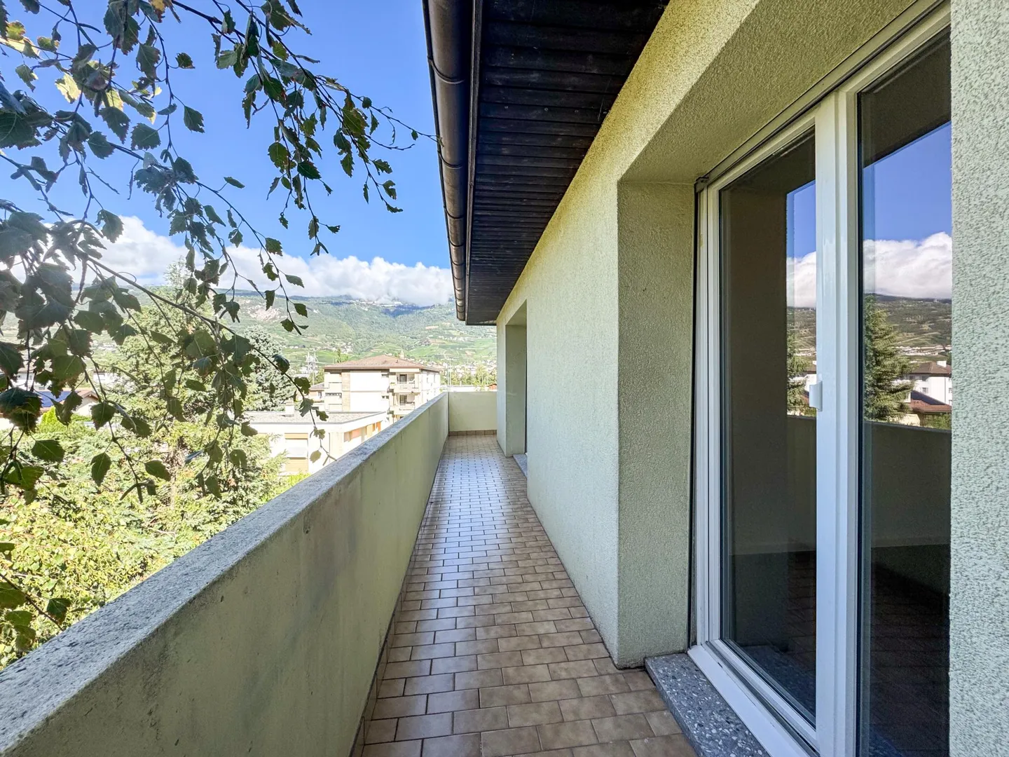 Attic 4.5 room apartment with storage room (3rd floor) Rent CHF 1,450 + additional costs Fr. 200.00 - Photo 10 of 11